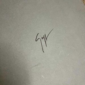 Pre-Owned Men Sneakers only been worn once